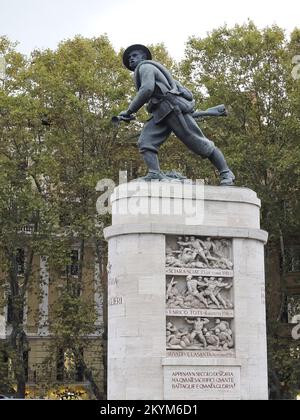 Denkmal zu Ehren der Bersaglieri vor der berühmten porta pia, der römischen Armee, die 1870 nach Rom kam, dem Datum der Vereinigung Italiens Stockfoto