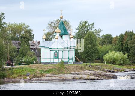 Orthodoxer Tempel im Namen der Heiligen Zosima, Savvaty und Herman von Solovetsky. Soroka-Insel, Fluss Nischni Vyg, Stadt Belomorsk, Karelien, Russland Stockfoto