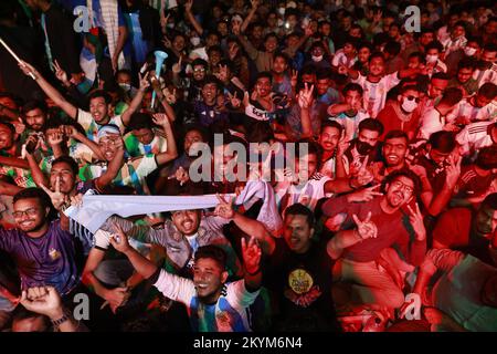 Dhaka, Bangladesch. 1.. Dezember 2022. Tausende von Menschen, die Argentinien und Polen bei der Katar-Weltmeisterschaft auf dem Dhaka-Universitätscampus in Dhaka, Bangladesch, am 1. Dezember 2022 auf der großen Leinwand beobachten. (Kreditbild: © Suvra Kanti das/ZUMA Press Wire) Stockfoto