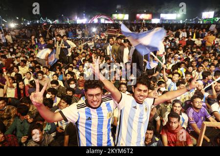 Dhaka, Bangladesch. 1.. Dezember 2022. Tausende von Menschen, die Argentinien und Polen bei der Katar-Weltmeisterschaft auf dem Dhaka-Universitätscampus in Dhaka, Bangladesch, am 1. Dezember 2022 auf der großen Leinwand beobachten. (Kreditbild: © Suvra Kanti das/ZUMA Press Wire) Stockfoto