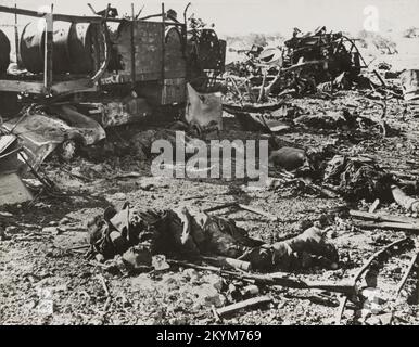 Ein altes Foto von etwa 1941 toten italienischen Soldaten und zerstörten Fahrzeuge nach einem Angriff britischer Artillerie im Kampf um Cyrenaica Libyen. Stockfoto