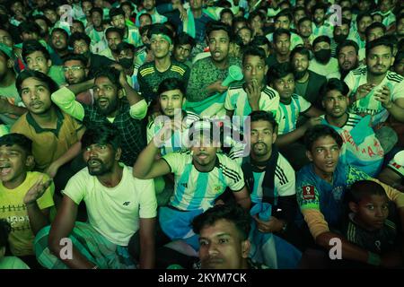 Dhaka, Bangladesch. 1.. Dezember 2022. Tausende von Menschen, die Argentinien und Polen bei der Katar-Weltmeisterschaft auf dem Dhaka-Universitätscampus in Dhaka, Bangladesch, am 1. Dezember 2022 auf der großen Leinwand beobachten. (Kreditbild: © Suvra Kanti das/ZUMA Press Wire) Kredit: ZUMA Press, Inc./Alamy Live News Stockfoto