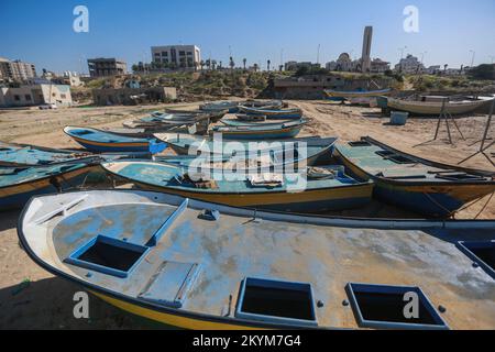 01. Dezember 2022, Palästinensische Gebiete, Gaza-Stadt: Allgemeine Sicht auf Fischereifahrzeuge in einer von den Vereinten Nationen in Zusammenarbeit mit der Deutschen Agentur für internationale Zusammenarbeit im Hafen von Gaza beaufsichtigten Werkstatt, in der Fischereifahrzeuge von palästinensischen Handwerkern unter Verwendung von Glasfaser repariert werden. Israel erklärte sich bereit, die Einfuhr von Glasfasermaterial in den Gazastreifen zum ersten Mal seit 2007 zu gestatten, um Fischereifahrzeuge unter strenger internationaler Überwachung zu halten. Das Eindringen von gebrauchtem Material in die palästinensische Enklave wurde wegen des palästinensischen Militärs für fast 15 Jahre verboten Stockfoto