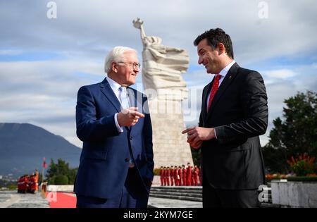 Tirana, Albanien. 01.. Dezember 2022. Der deutsche Präsident Frank-Walter Steinmeier (l) spricht mit dem Bürgermeister von Tirana, Erion Veliaj, nachdem er einen Kranz am Mütteralbanien-Denkmal auf dem Heldenfriedhof gelegt hatte. Präsident Steinmeier besucht die Länder Nordmazedoniens und Albaniens während seiner viertägigen Reise auf den Balkan. Neben der Lage in der Region und den Auswirkungen des russischen Angriffskriegs in der Ukraine wird sich die Reise auf die Unterstützung Deutschlands für die Aussichten der Länder auf einen Beitritt zur Europäischen Union konzentrieren. Kredit: Bernd von Jutrczenka/dpa/Alamy Live News Stockfoto