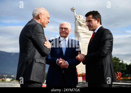 01. Dezember 2022, Albanien, Tirana: Bundespräsident Frank-Walter Steinmeier (Mitte) und Peter Zingraf (links), Botschafter der Bundesrepublik Deutschland in Albanien, sprechen mit dem Bürgermeister von Tirana, Erion Veliaj, nachdem er am Denkmal Mutter Albanien auf dem Heldenfriedhof einen Kranz gelegt hatte. Präsident Steinmeier besucht die Länder Nordmazedoniens und Albaniens während seiner viertägigen Reise auf den Balkan. Neben der Lage in der Region und den Auswirkungen des russischen Angriffskriegs in der Ukraine wird sich die Reise auf die Unterstützung Deutschlands für die Beitrittsperspektiven der Länder konzentrieren Stockfoto