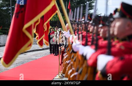 Tirana, Albanien. 01.. Dezember 2022. Präsident Steinmeier legt einen Kranz auf dem Heldenfriedhof am Denkmal Mutter Albanien. Während seiner viertägigen Reise auf den Balkan besucht Präsident Steinmeier die Länder Nordmazedoniens und Albaniens. Neben der Lage in der Region und den Auswirkungen des russischen Angriffskriegs in der Ukraine steht die Unterstützung Deutschlands für die Aussichten der Länder auf einen Beitritt zur Europäischen Union im Mittelpunkt der Reise. Kredit: Bernd von Jutrczenka/dpa/Alamy Live News Stockfoto