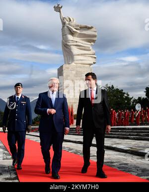 Tirana, Albanien. 01.. Dezember 2022. Der deutsche Präsident Frank-Walter Steinmeier (Mitte) geht mit Tirana Bürgermeister Erion Veliaj (rechts) auf den roten Teppich, nachdem er einen Kranz am Denkmal Mutter Albanien auf dem Heldenfriedhof gelegt hat. Präsident Steinmeier besucht die Länder Nordmazedoniens und Albaniens während seiner viertägigen Reise auf den Balkan. Neben der Lage in der Region und den Auswirkungen des russischen Angriffskriegs in der Ukraine steht die Unterstützung Deutschlands für die Aussichten der Länder auf einen Beitritt zur Europäischen Union im Mittelpunkt der Reise. Kredit: Bernd von Jutrczenka/dpa/Alamy Live News Stockfoto