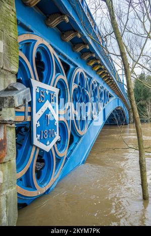 Überschwemmungen aus dem überfließenden Fluss Severn, der sich während der Überschwemmungen vom Februar 2022 über die Brücke in Stourport-on-Severn, Worcestershire, Großbritannien, erhebt. Stockfoto