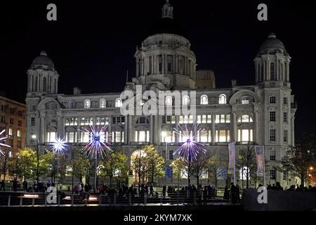 Liverpool als Teil des River of Light Festivals. Royal Liver Building. Die elektrischen Löwenzahn-Skulpturen wurden während des River of Light Festivals in Liverpool abgebildet. Erstellt von Abram Santa Cruz und Liquid PXL, Stockfoto