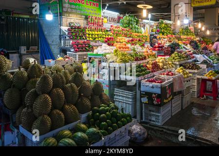 DA LAT VIETNAM, 2. SEPTEMBER 2018 - Obst und Gemüse auf einem Markt in Da Lat Nachtmarkt. Stockfoto