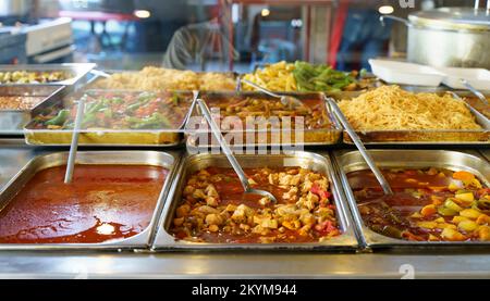 Türkisches Bistro-Restaurant mit verschiedenen traditionellen Gerichten, Saucen, Beilagen und Aufschnitt. Türkische Küche und Essen. Hochwertiges Foto Stockfoto