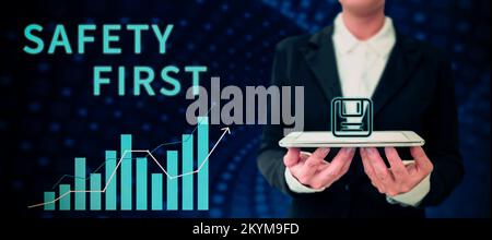 Textzeichen mit „Safety First“ (Sicherheit zuerst). Konzept bedeutet, unnötige Risiken zu vermeiden sicher leben vorsichtig sein aufmerksam sein Stockfoto