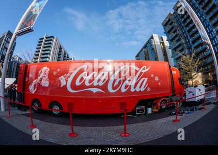 Wembley Park, London, Großbritannien. 1.. Dezember 2022 Der berühmte Coca Cola Christmas Truck hält auf dem Olympic Way, vor dem Wembley Stadium, auf der UK Tour 2022. Mit Unterstützung von FareShare spendet Coca-Cola Tausende Mahlzeiten im Gegenwert von einer Mahlzeit, die im Namen jeder Person gespendet wird, die dieses Jahr an der Coca-Cola Christmas Truck Tour teilnimmt. Foto: Amanda Rose/Alamy Live News Stockfoto