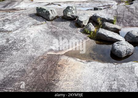 Die Petroglyphen des Weißen Meeres sind auf der Felswand. Archäologischer Komplex Zalavruga in der Nähe von Belomorsk, Republik Karelien, Russland Stockfoto