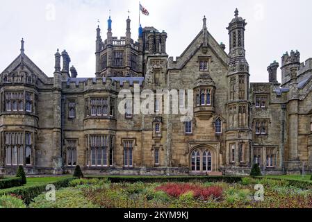 Viktorianisches Herrenhaus im gotischen Stil. TUDOR Gothic Mansion Anhöhe Detail von Steinwerk - Margam Castle. Margam Country Park, Margam, Port Talbot, So Stockfoto