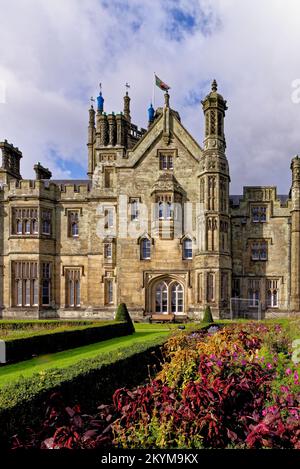 Viktorianisches Herrenhaus im gotischen Stil. TUDOR Gothic Mansion Anhöhe Detail von Steinwerk - Margam Castle. Margam Country Park, Margam, Port Talbot, So Stockfoto