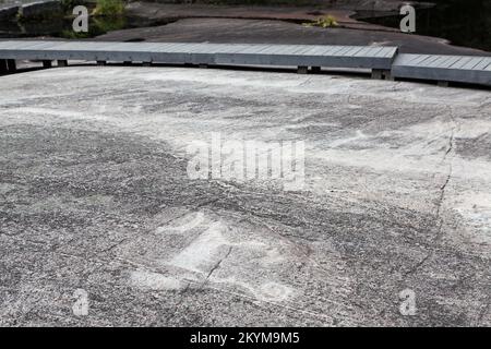 Die Petroglyphen des Weißen Meeres sind auf der Felswand. Archäologischer Komplex Zalavruga in der Nähe von Belomorsk, Republik Karelien, Russland Stockfoto