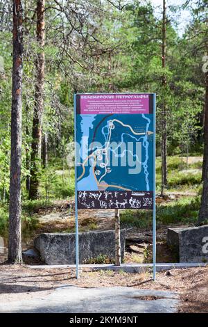 Zalavruga, Stadt Belomorsk, Republik Karelien, Russland-circa Aug. 2022: Informationstafel befindet sich im archäologischen Komplex Zalavruga. Petrog aus dem Weißen Meer Stockfoto