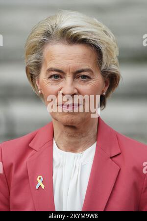 Die Präsidentin der Europäischen Kommission Ursula von der Leyen über ihre Ankunft in den Regierungsgebäuden in Dublin. Foto: Donnerstag, 1. Dezember 2022. Stockfoto