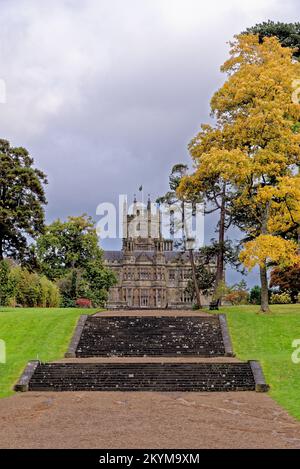 Viktorianisches Herrenhaus im gotischen Stil. TUDOR Gothic Mansion Anhöhe Detail von Steinwerk - Margam Castle. Margam Country Park, Margam, Port Talbot, So Stockfoto