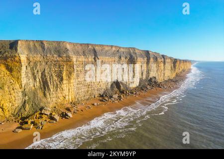 Burton Bradstock, Dorset, Großbritannien. 1.. Dezember 2022 Blick aus der Luft auf die Sandsteinklippen und den Strand von Burton Bradstock an der Dorset Jurassic Coast an einem Tag mit klarem blauen Himmel und Sonnenschein am ersten Tag des meteorologischen Winters. Bildnachweis: Graham Hunt/Alamy Live News Stockfoto