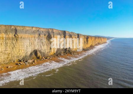 Burton Bradstock, Dorset, Großbritannien. 1.. Dezember 2022 Blick aus der Luft auf die Sandsteinklippen und den Strand von Burton Bradstock an der Dorset Jurassic Coast an einem Tag mit klarem blauen Himmel und Sonnenschein am ersten Tag des meteorologischen Winters. Bildnachweis: Graham Hunt/Alamy Live News Stockfoto