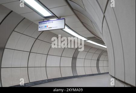 Die neu eröffnete U-Bahn-Station Elizabeth Line London in der Bond Street mit moderner Innenausstattung. Stockfoto