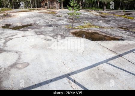 Petroglyphen des Weißen Meeres. Archäologischer Komplex Zalavruga in der Nähe von Belomorsk, Republik Karelien, Russland Stockfoto