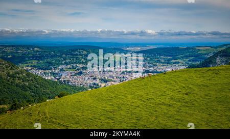 Blick auf Lourdes vom Naturschutzgebiet Pibeste-Aoulhet in den Pyrenäen im Süden Frankreichs Stockfoto