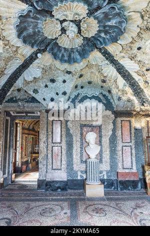 Palazzo Borromeo, Blick auf die zweite Grotte mit ihrer herrlichen Ventilatorgewölbedecke im Palazzo Borromeo, Isola Bella, Piemont, Italien Stockfoto