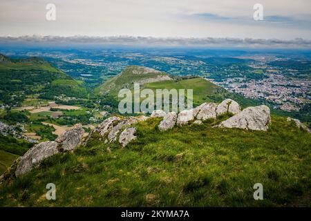 Blick auf Lourdes vom Naturschutzgebiet Pibeste-Aoulhet in den Pyrenäen im Süden Frankreichs Stockfoto