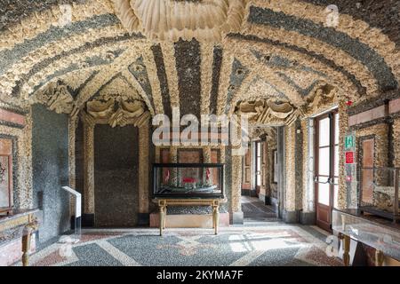 Palazzo Borromeo, Blick auf die erste Grotte - der erste der berühmten Grottenräume im Palazzo Borromeo, Isola Bella, Piemont, Italien Stockfoto