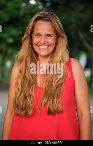 Outdoor-Porträt von lächelnden reifen blonden Frau. Stockfoto