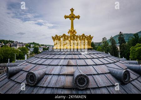 Kirchenkuppel mit goldenem Kreuz und Krone der Basilika Notre Dame de Lourdes im Süden Frankreichs Stockfoto