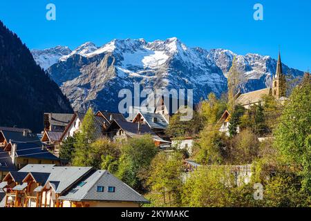 Herbst im Alpendorf Venosc, Oisans, Ecrins, Französische Alpen, Frankreich Stockfoto