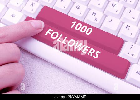 Textzeichen mit 1000 Followern. Internet-Konzept Anzahl der Personen, die jemandem folgen Stockfoto