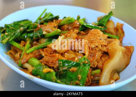 Gebratene Reisnudeln mit Sojasauce und Schweinefleisch: Chinesische Küche in Thailand Stockfoto