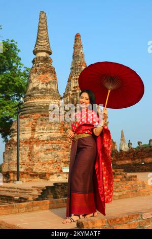 Thailändisches Mädchenkleid thailändisches Kostüm im alten Tempel Ayutthaya Stockfoto