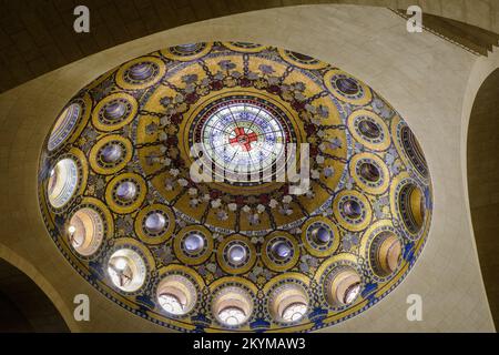 Das neobyzantinische goldene Mosaik der Kuppel im Inneren der unteren Basilika (Rosenkirche) von Lourdes in den französischen Pyrenäen Stockfoto