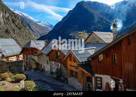 Herbst im Alpendorf Venosc, Oisans, Ecrins, Französische Alpen, Frankreich Stockfoto