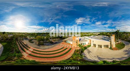 360 Grad Panorama Ansicht von Sunrise, Florida, USA - 28. November 2022: 360 Panorama New River Civic Center Sunrise FL