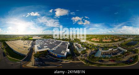 360 Grad Panorama Ansicht von Sunrise, Florida, USA - 28. November 2022: Luftaufnahme der 360-Drohne Ikea Sunrise FL