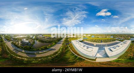 360 Grad Panorama Ansicht von Sunrise, FL, USA - 28. November 2022: Aerial 360 photo American Express Buil;ding Sunrise FL