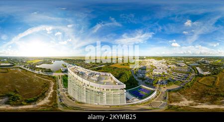 360 Grad Panorama Ansicht von Sunrise, FL, USA - 28. November 2022: Luftaufnahme 360 Foto Metropica Ferienwohnung Gebäude Sunrise FL nahe Sawgrass Mills Mall