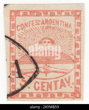 ARGENTINIEN - 1858: 5 Centavos rote Briefmarke mit dem Wappen. Erste Briefmarke Argentiniens. Symbolisch für den argentinischen Bund, den letzten Vorgängerstaat des modernen Argentiniens; sein Name ist nach wie vor einer der offiziellen Namen des Landes gemäß der argentinischen Verfassung. Es war der Name des Landes von 1831 bis 1852, als die Provinzen als Konföderation ohne Staatsoberhaupt organisiert wurden. Der Gouverneur der Provinz Buenos Aires (Juan Manuel de Rosas während des größten Teils des Zeitraums) verwaltete in dieser Zeit die Außenbeziehungen Stockfoto