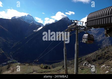 Die Seilbahn, die Venosc mit Les Deux Alps, Ecrins, Frankreich verbindet Stockfoto