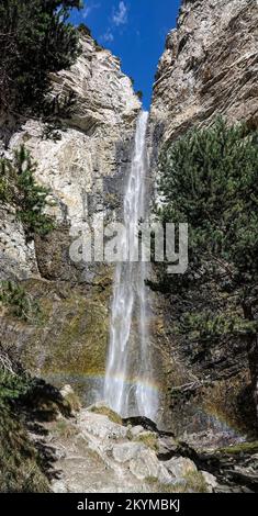 Der Regenbogen entstand in der Cascade de Saint Benoit, in der Nähe von Fort Victor-Emmanuel am Barrière de l'Esseillon, Aussois, Maurriene, Frankreich Stockfoto