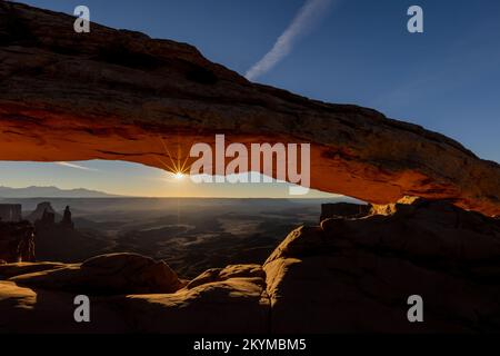 Sonnenaufgang am Mesa Arch im Arches-Nationalpark Stockfoto