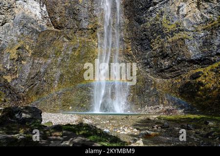 Der Regenbogen entstand in der Cascade de Saint Benoit, in der Nähe von Fort Victor-Emmanuel am Barrière de l'Esseillon, Aussois, Maurriene, Frankreich Stockfoto