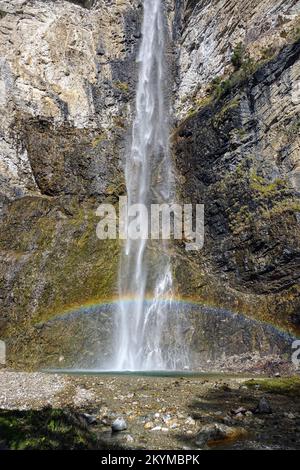 Der Regenbogen entstand in der Cascade de Saint Benoit, in der Nähe von Fort Victor-Emmanuel am Barrière de l'Esseillon, Aussois, Maurriene, Frankreich Stockfoto